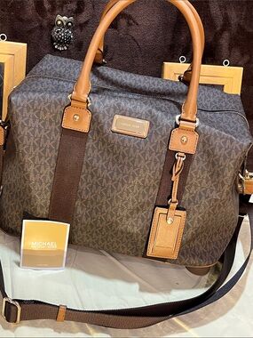 !!BrandNEW!! Michael Kors Brown Logo Satchel with Tan Trim.